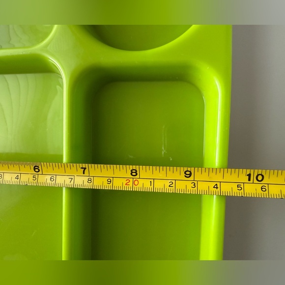 4 Divided Plates - 2 Green and 2 Pink - Picture 6 of 7